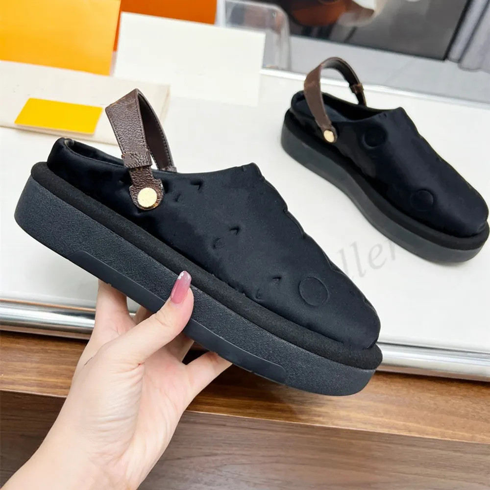 Aspen Plattform Clog Clog Black Debossed Wildlederkalb Leder und Schäfermikro -Außensohle Schaffell Futter Clogs Pantoffeln Komf