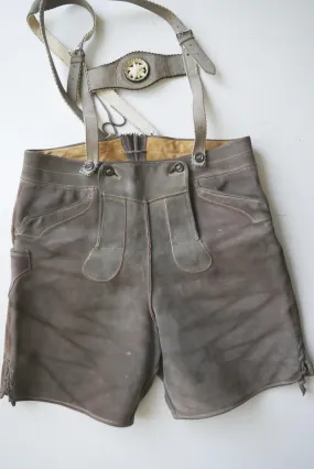 Gerne getragen kurze Pfadfinder Lederhose mit Träger Edelweiss Latz grau Gr.52